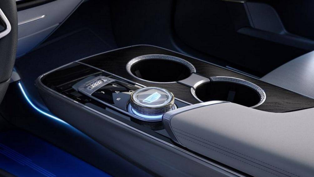 Xe được trang bị động cơ điện đặt sau và bộ pin lithium-ion 100 kWh, sản sinh công suất 340 mã lực. Xe có thể chạy tối đa 483 km với mỗi lần sạc đầy