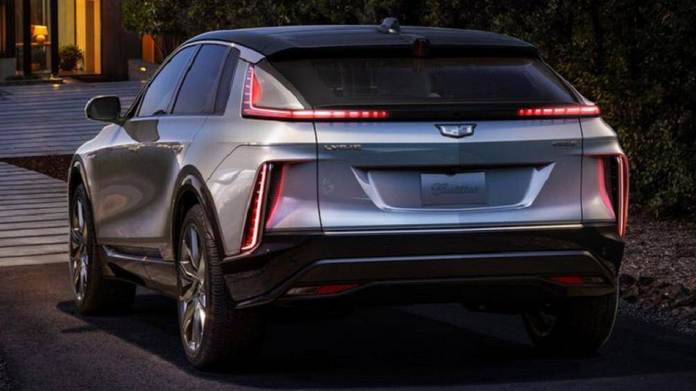 Cadillac Lyriq 2022 chạy điện có các tay nắm cửa dạng phẳng. Ngoại hình được hoàn thiện với các đường nét gấp khúc và góc cạnh