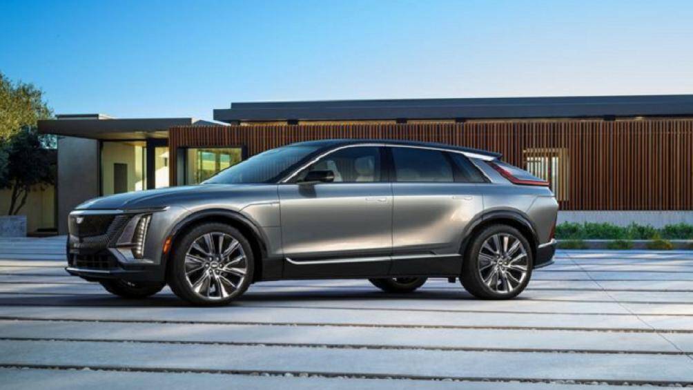 Xe sở hữu lưới tản nhiệt "Black Crystal" cùng đèn pha thẳng đứng hiện đại, hệ thống đèn trang trí chạy ngang trên mặt lưới tản nhiệt