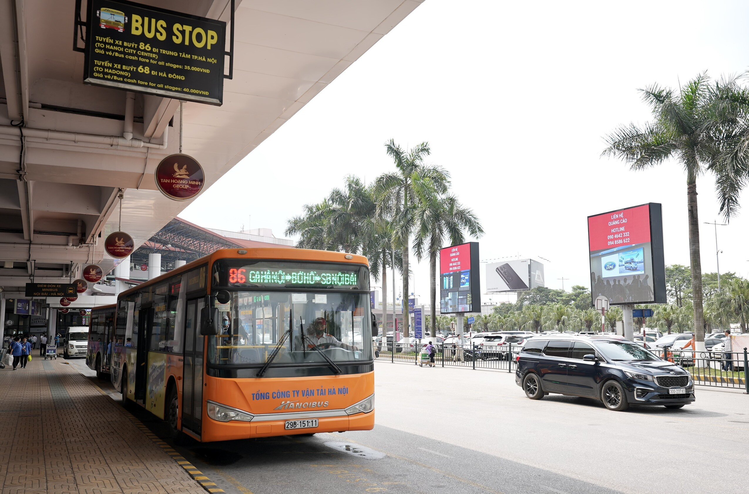 Di chuyển bằng phương tiện công cộng sẽ hạn chế ùn tắc giao thông, đặc biệt vào dịp cao điểm