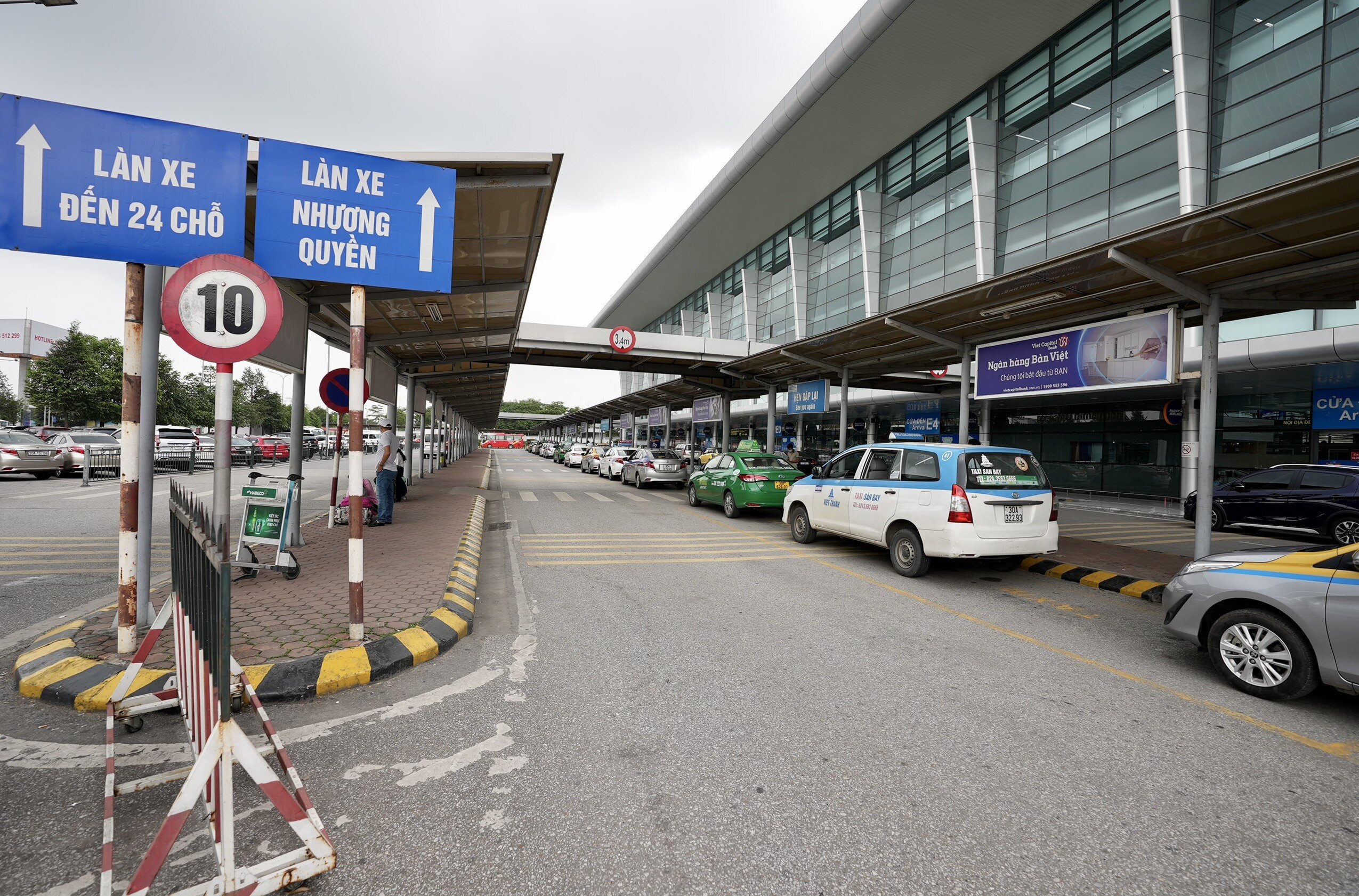 Hàng dài taxi nhượng quyền chờ sẵn trước sảnh sẵn sàng phục vụ hành khách.