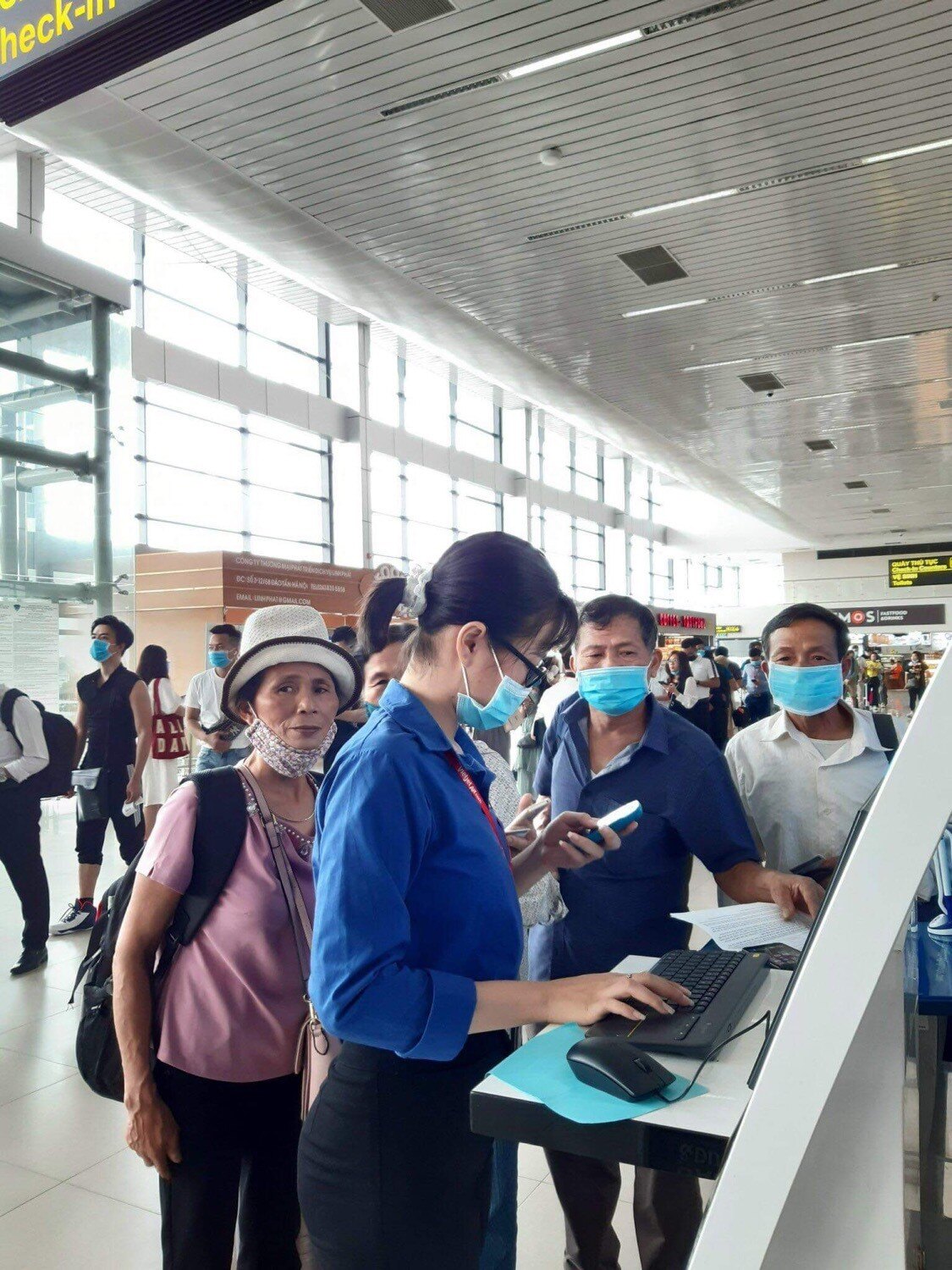 Lực lượng Đoàn thanh niên Cảng hàng không quốc tế Nội Bài hỗ trợ khách khai báo y tế