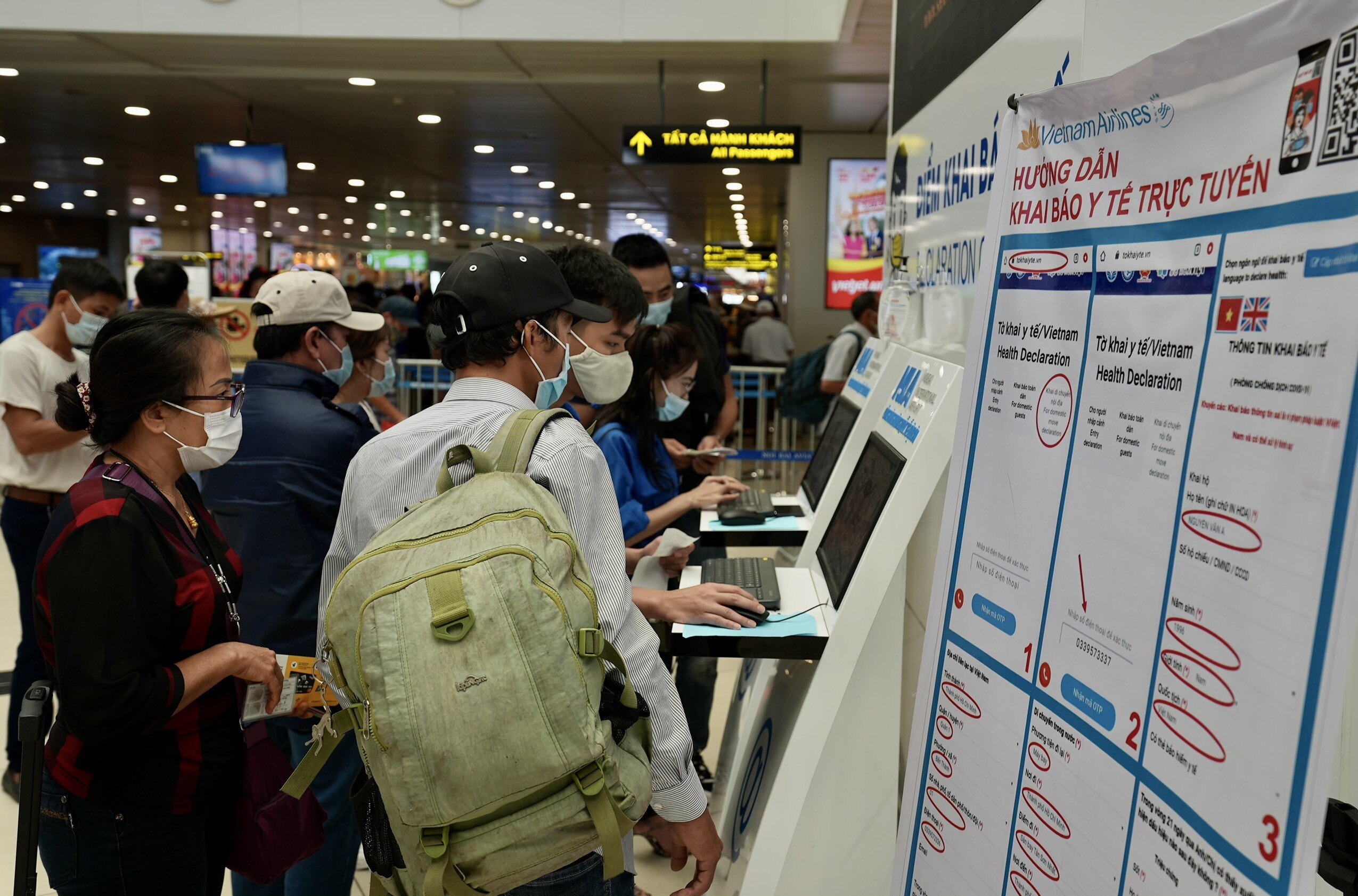 Tại vị trí Đoàn thanh niên hỗ trợ khách khai báo y tế thường xuyên có nhiều hành khách xếp hàng chờ.
Để nhanh chóng hoàn thiện thủ tục hàng không, đảm bảo thực hiện chuyến bay an toàn và đúng giờ, Cảng HKQT Nội Bài khuyến cáo hành khách khai báo y tế trước khi lên sân bay; Chủ động lên sớm trước giờ bay (cố gắng có mặt trước giờ bay 2 tiếng); Phối hợp và tuân thủ sự hướng dẫn của nhân viên hàng không; Làm thủ tục check in xong khẩn trương xếp hàng vào cửa kiểm soát ANHK để hoàn thành nhanh nhất các thủ tục hàng không.