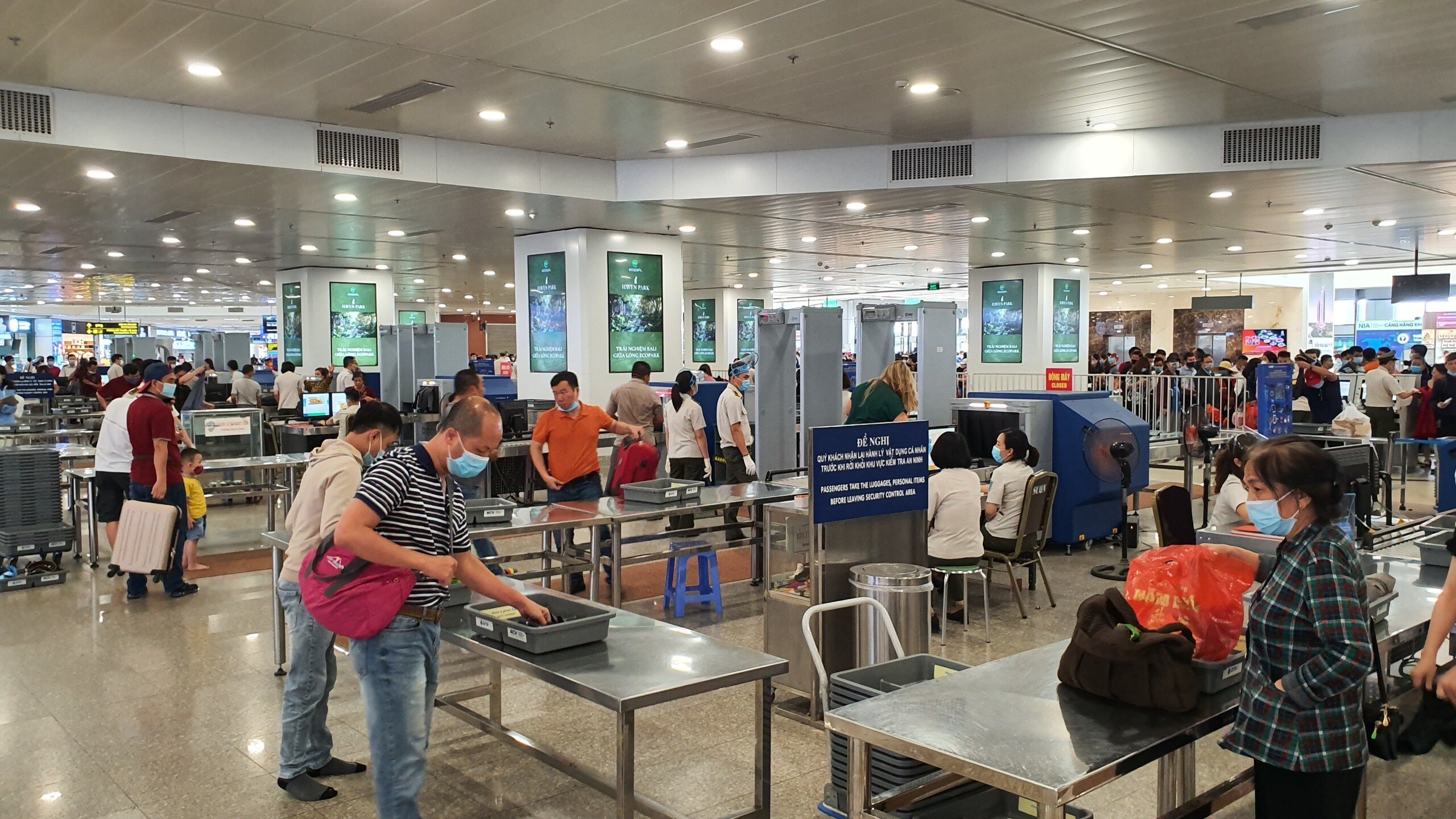 Cảng hàng không quốc tế Nội Bài quyết định mở tối đa hệ thống máy soi chiếu ANHK, hệ thống băng tải hành lý; Phân bổ đủ quầy làm thủ tục cho các hãng hàng không: Nhà ga T1 hiện có 102 quầy thủ tục, có khả năng phục vụ được đến 3060 khách/giờ. Ngoài ra, nhà ga hành khách T1 còn 11 quầy thủ tục dự phòng tại khu vực Sảnh E (Từ E01 đến E08 và từ E19 đến E21) nhằm đảm bảo giải toả hành khách khi có nhu cầu