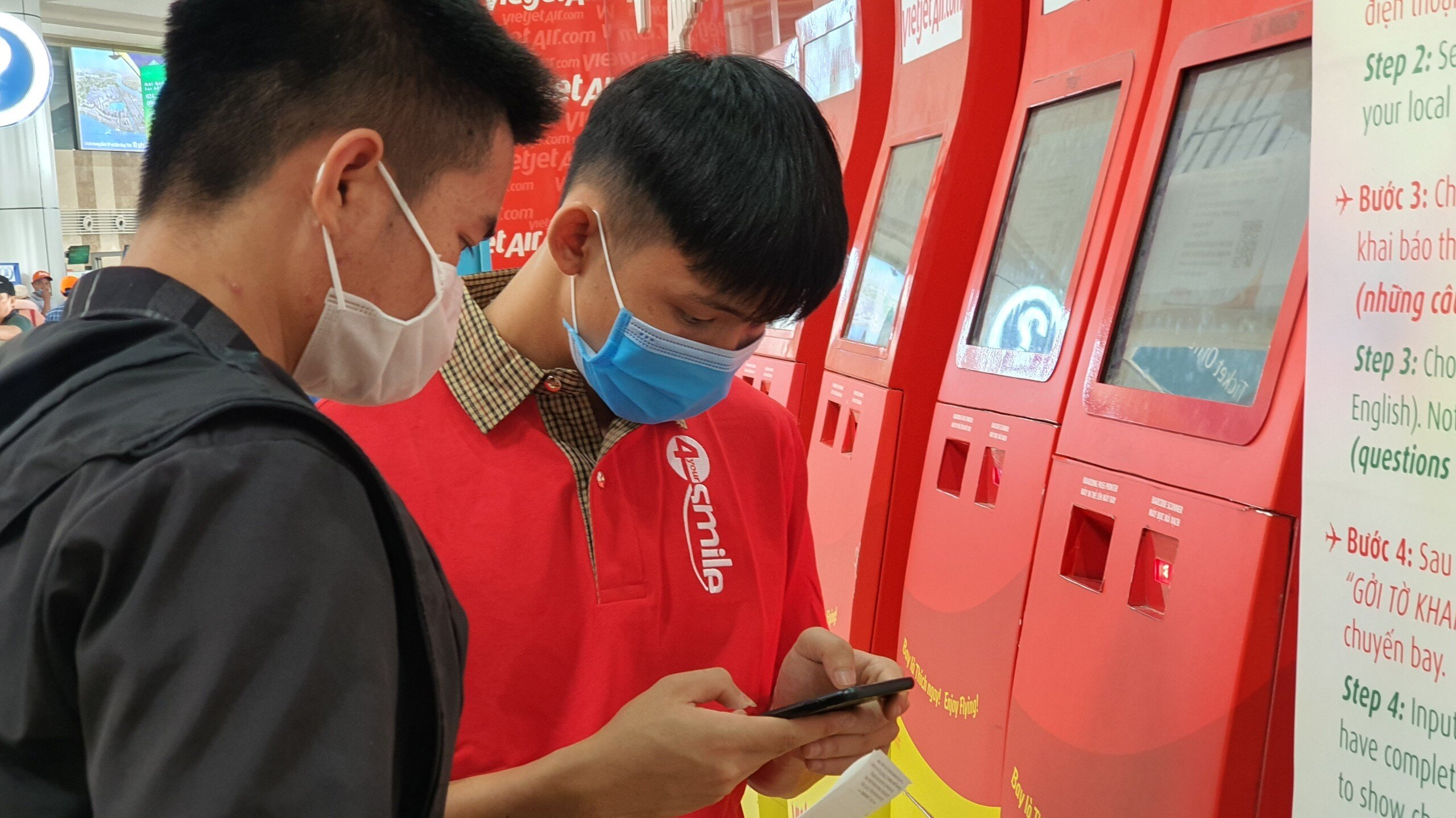 Tỷ lệ hành khách đi nội địa làm thủ tục qua web, qua mobile và kiosk check in đạt tỷ lệ khoảng 30-35% cũng góp phần giảm tải lượng khách làm thủ tục check-in tại quầy