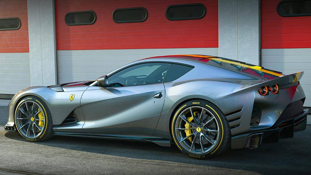 Phía sau, phần nắp cốp bằng kính đã được thay thế bằng một tấm nhôm nguyên khối và cụm chi tiết tạo gió xoáy