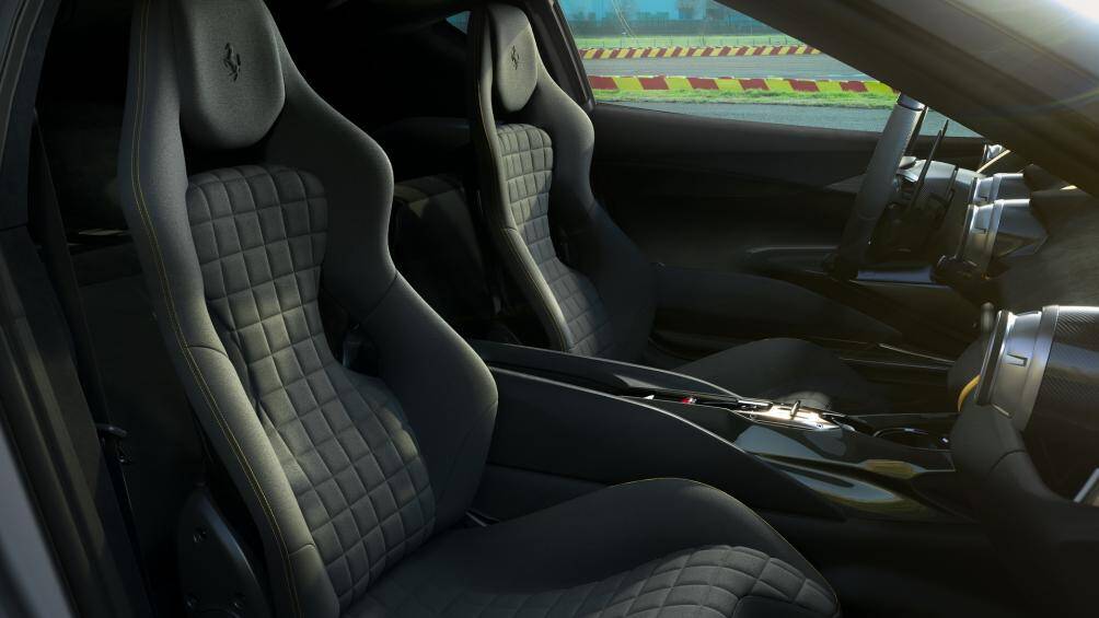 Ghế ngồi thể thao chỉnh tay cũng có được họa tiết bề mặt hoàn toàn mới, cổ điển và mang đậm tinh thần đua xe thể thao