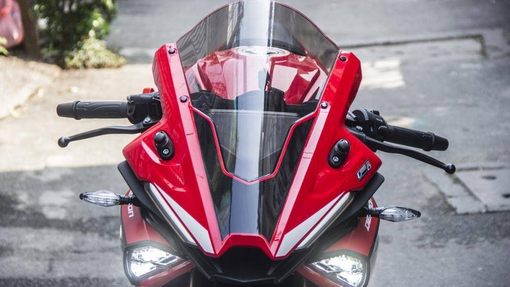 Mẫu mô tô này sở hữu kiểu dáng khá tương đồng Yamaha YZF-R1, với đèn pha projector ở hai bên yếm phía trước