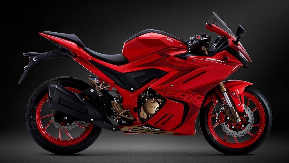 Bình xăng 11 lít với những đường nét sắc sảo. Thiết kế bên bình xăng sẽ bảo vệ đầu gối tránh va đập khi lái xe trên địa hình gồ ghề