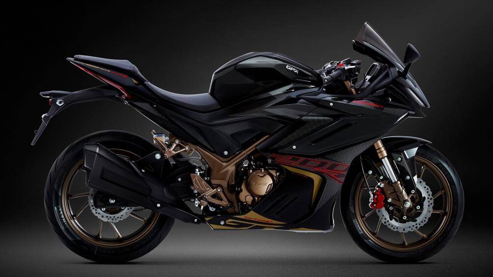 Demon GR200R được trang bị bánh mâm 17 inch, lớn hơn rất nhiều so với mâm 14 inch của phiên bản Demon 150GR cũ