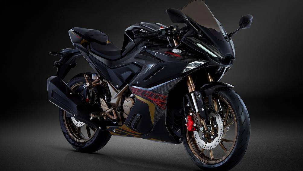 Ống xả của GPX Demon GR200R có thiết kế khá lạ mắt. Với 1 ống chính và 1 bể phụ cho nhiều không gian hơn