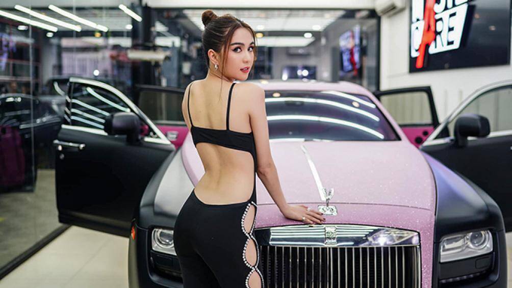 Mới đây trên trang cá nhân của mình, người đẹp Ngọc Trinh đã chia sẻ những hình ảnh đầu tiên về chiếc Rolls-Royce Ghost mới tậu