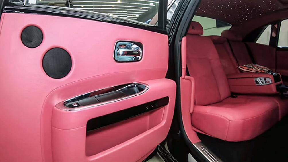 Rolls-Royce Ghost được trang bị động cơ V12, dung tích 6.6L tăng áp kép, cho công suất tối đa 562 mã lực và mô-men xoắn cực đại 780 Nm