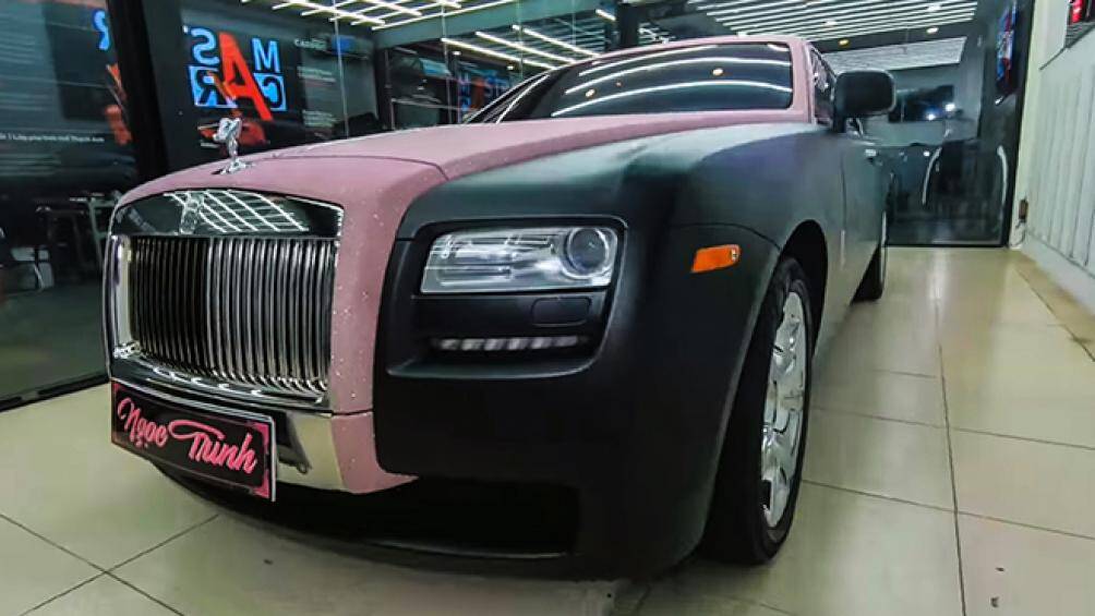 Bên ngoài, xe được dán decal màu đen nhám, xen kẽ với lớp decal màu hồng có ánh pha lê đi từ đầu xe đến cuối khoang hành lý phía sau