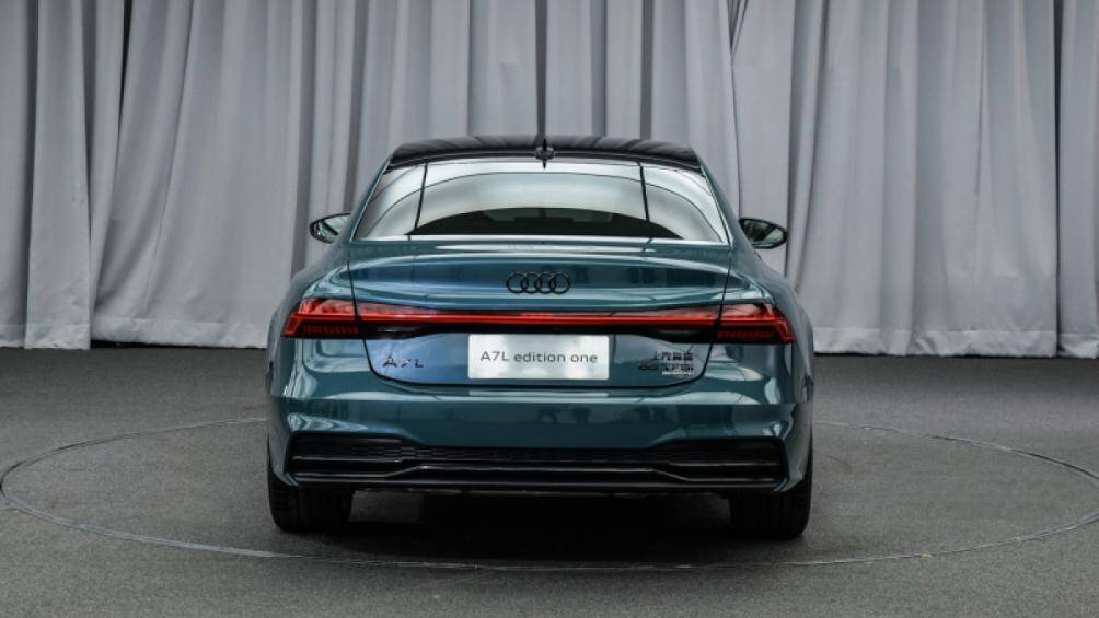 Audi A7 L được chỉnh sửa nhẹ về kiểu dáng ở phần mái, cửa sổ bên, hàng ghế thứ hai cao hơn và cửa hậu mới