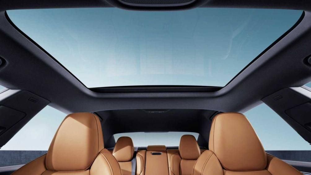 Biến thể này được trang bị tiêu chuẩn với hệ thống treo khí nén và cũng có hệ thống lái bốn bánh