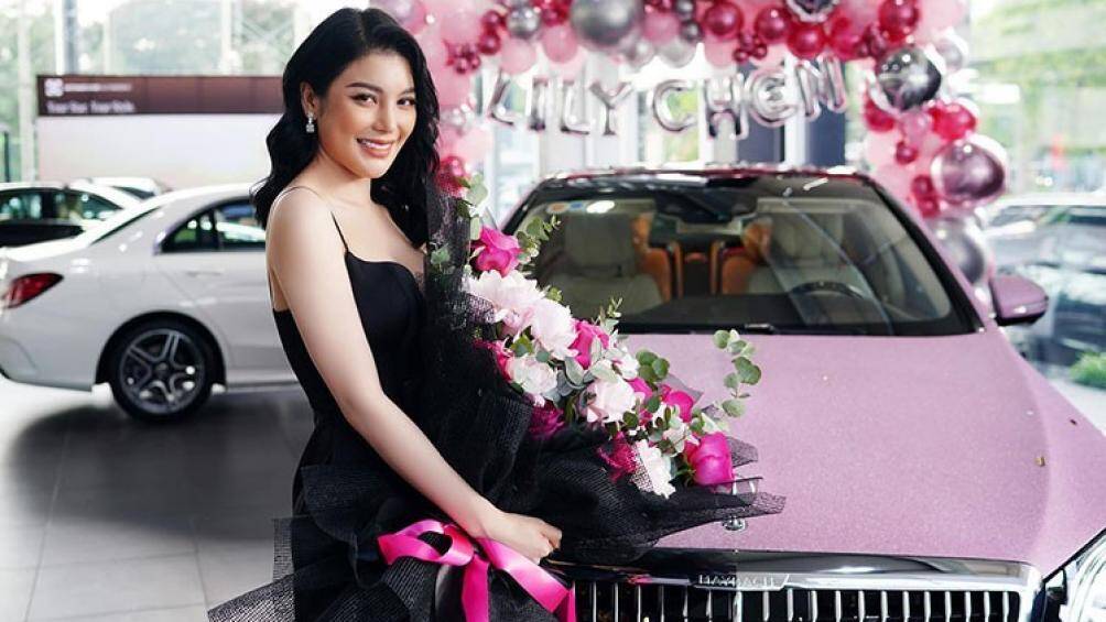 Chiếc xế sang Mercedes-Maybach S450 mà nữ ca sĩ Lily Chen mới tậu có nửa thân trên xe dán đề-can màu hồng kim tuyến nổi bật