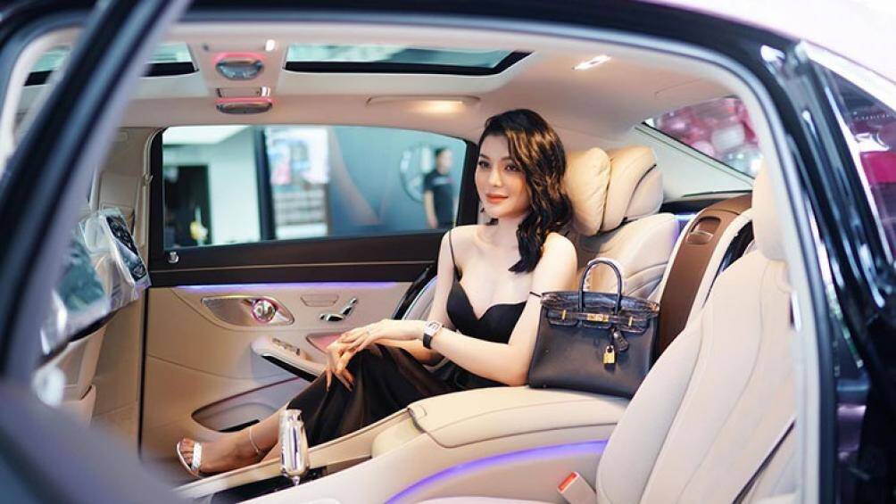 Bên trong khoang lái có đầy đủ các trang bị cao cấp như hai hàng ghế sau có thể ngả tối đa 43,5 độ, tích hợp đệm đỡ bắp chân và mát-xa