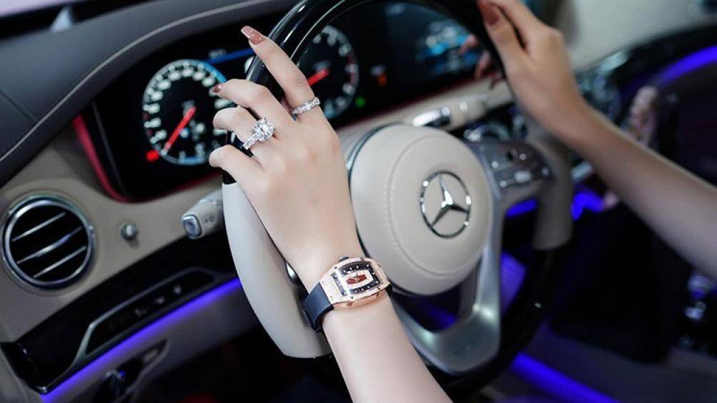 Mercedes-Maybach S450 4Matic được trang bị động cơ xăng V6, tăng áp kép, dung tích 3.0 lít, sản sinh công suất tối đa lên đến 367 mã lực