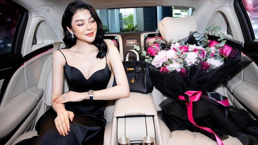 Giữa hai hàng ghế thương gia là các vật dụng như bộ ly champagne bằng bạc cùng ngăn đựng ly thiết kế tinh xảo, tủ lạnh 8,5 lít