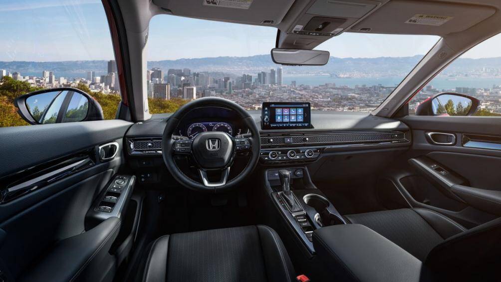 Bên trong không gian nội thất Honda Civic mới thiết kế trông rất hiện đại, sử dụng các chất liệu cao cấp hơn. Màn hình trung tâm giải trí kích thước 7 hoặc 9 inch tuỳ từng phiên bản, tích hợp Apple CarPlay và Android Auto tiêu chuẩn