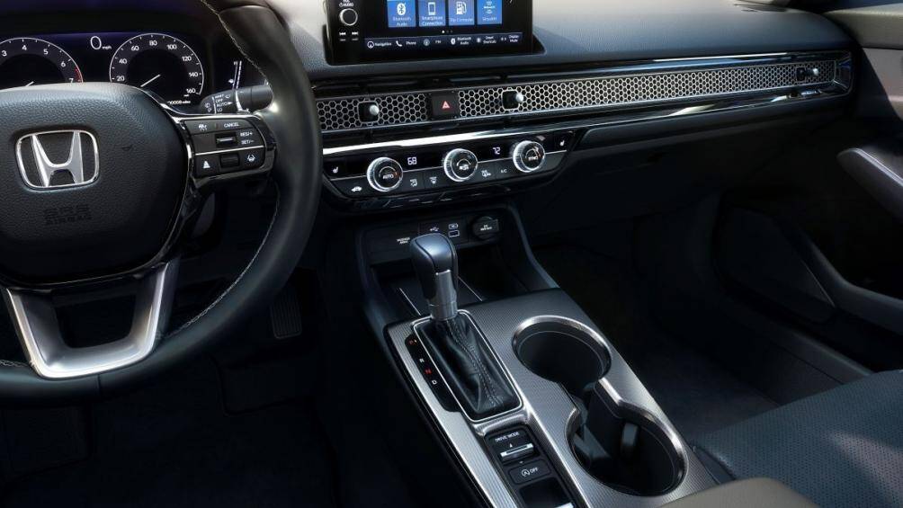 Thiết kế táp-lô kiểu tổ ong trải dài hết chiều rộng xe là điểm nhấn, cửa gió điều hoà được giấu phía sau. Xe vẫn sử dụng cần số dạng truyền thống còn các nút điều khiển hệ thống truyền động, phanh tay điện tử, giữ phanh tự động được bố trí bên phía người lái để thuận tiện điều chỉnh