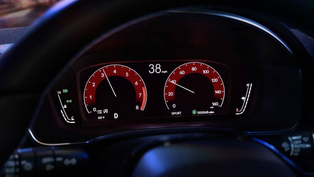 Màn hình thông tin trên xe sử dụng loại kỹ thuật số hoàn toàn. Tuỳ từng phiên bản sẽ có kích cỡ khác nhau từ 7 cho đến hơn 10 inch