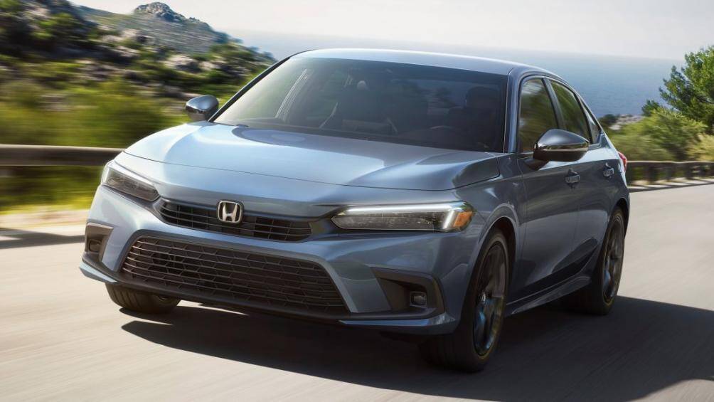 Tuỳ từng phiên bản, Honda Civic mới sẽ được trang bị động cơ 2.0L và 1.5L tăng áp, cho công suất lần lượt 158 và 180 mã lực. Đi kèm với đó là hộp số tự động vô cấp CVT và 2 chế độ lái (bản Sport và Touring có thêm chế độ Sport).