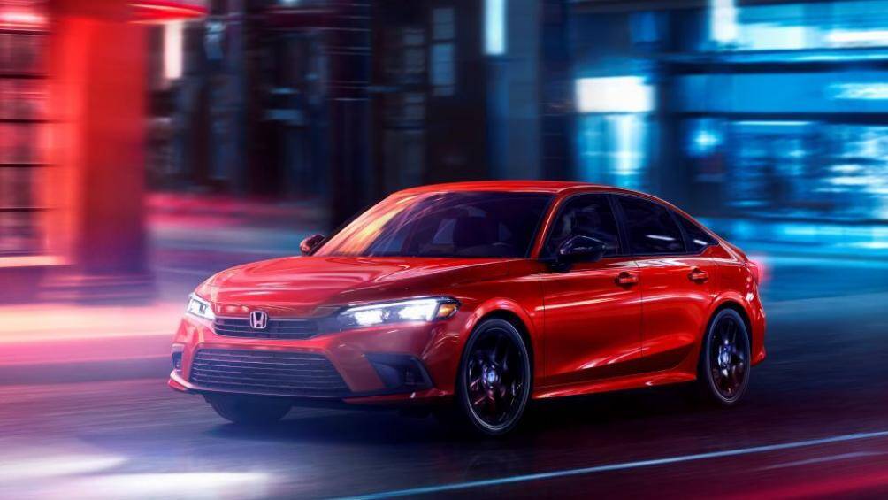 Ngoại thất, Honda Civic mới được đánh giá mang những đường nét của mẫu xe đàn anh Accord, có phần chững chạc hơn so với bản hiện tại. Đèn pha thiết kế đẹp hơn trước, sử dụng công nghệ LED