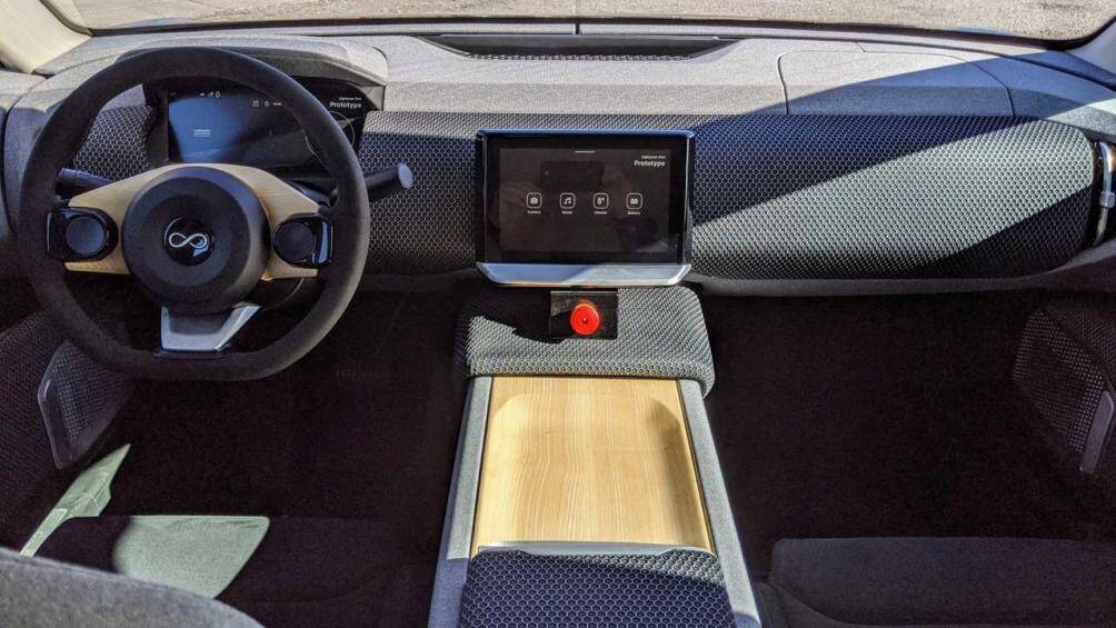 Lightyear có thể sạc tự động sử dụng năm mét vuông của tấm pin mặt trời, thêm khoảng 80km mỗi ngày