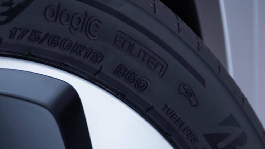 Lốp của Bridgestone sử dụng ít nguyên liệu thô hơn để giảm trọng lượng đồng thời giảm lực cản lăn với các mẫu gai lốp tiên tiến