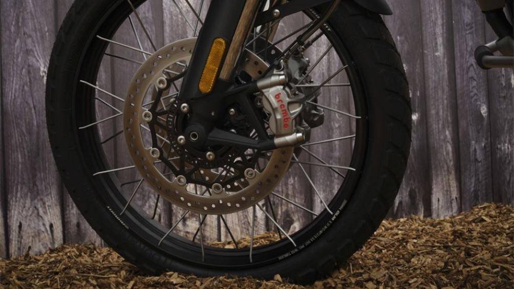 Xe sử dụng bộ vành nan hoa 21 inch phía trước và 17 inch phía sau, đi cùng là bộ lốp 90/90 và 150/50