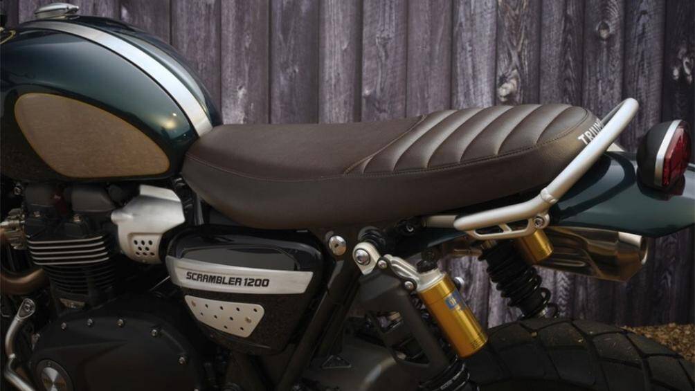 Phía trước là đĩa phanh kép 320 mm kết hợp với kẹp phanh Brembo M50 4 piston. Yên xe sử dụng vật liệu da cao cấp màu nâu, chiều cao yên 840 mm