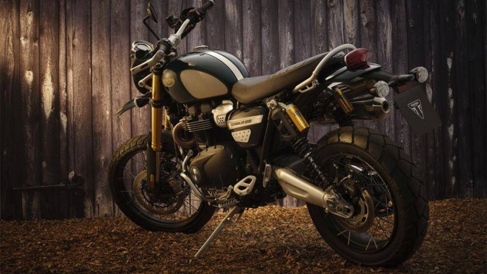 Tại Việt Nam, Triumph đang phân phối dòng Scrambler 1200 với 2 phiên bản là XC và XE, giá bán lần lượt 599 triệu và 649 triệu đồng