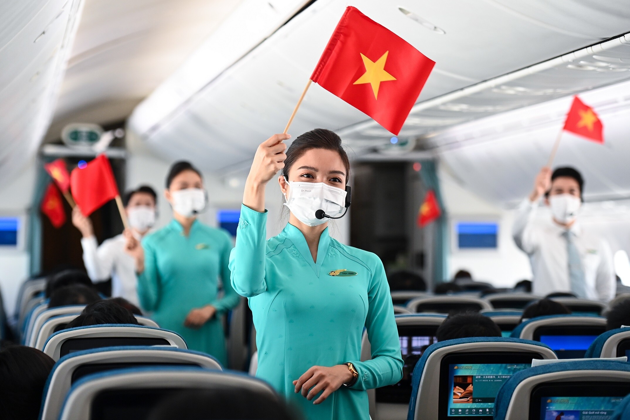Trên một chuyến bay, ca khúc đã được chính các tiếp viên của Vietnam Airlines biểu diễn khi máy bay đang ở độ cao trên 10.000m.