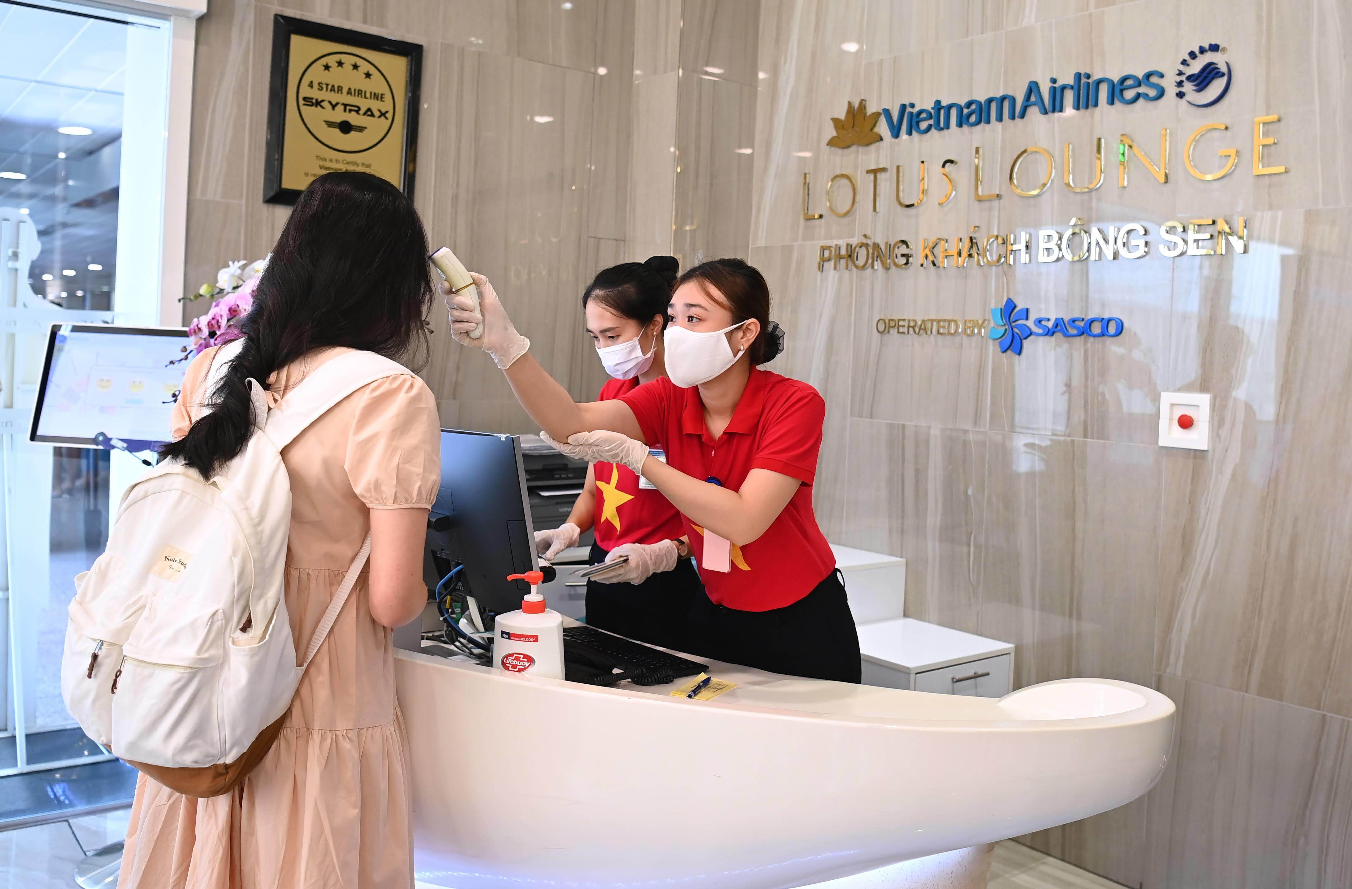 Hân hoan chào mừng ngày lễ lớn của đất nước, Vietnam Airlines cũng không quên thực hiện nghiêm việc phòng dịch Covid-19. Trong ảnh, hành khách được đo thân nhiệt.
