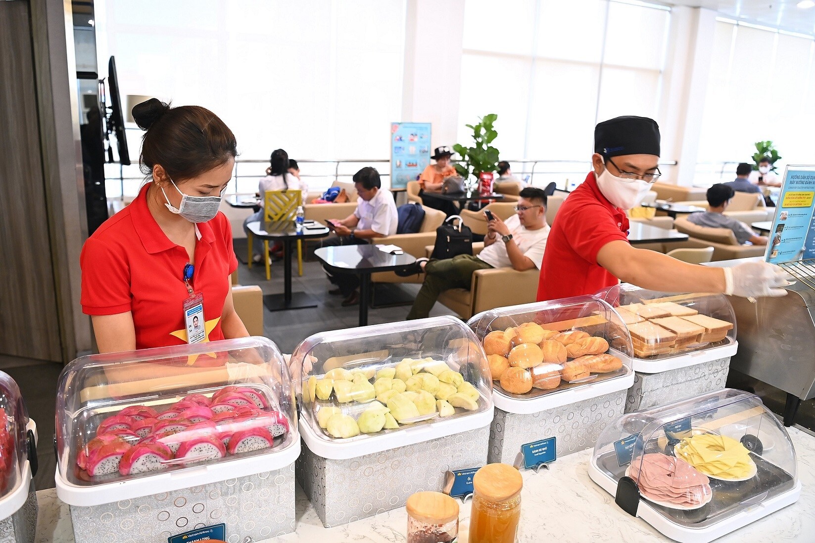 Phòng khách Bông Sen rực màu cờ sắc áo trong ngày quốc lễ.