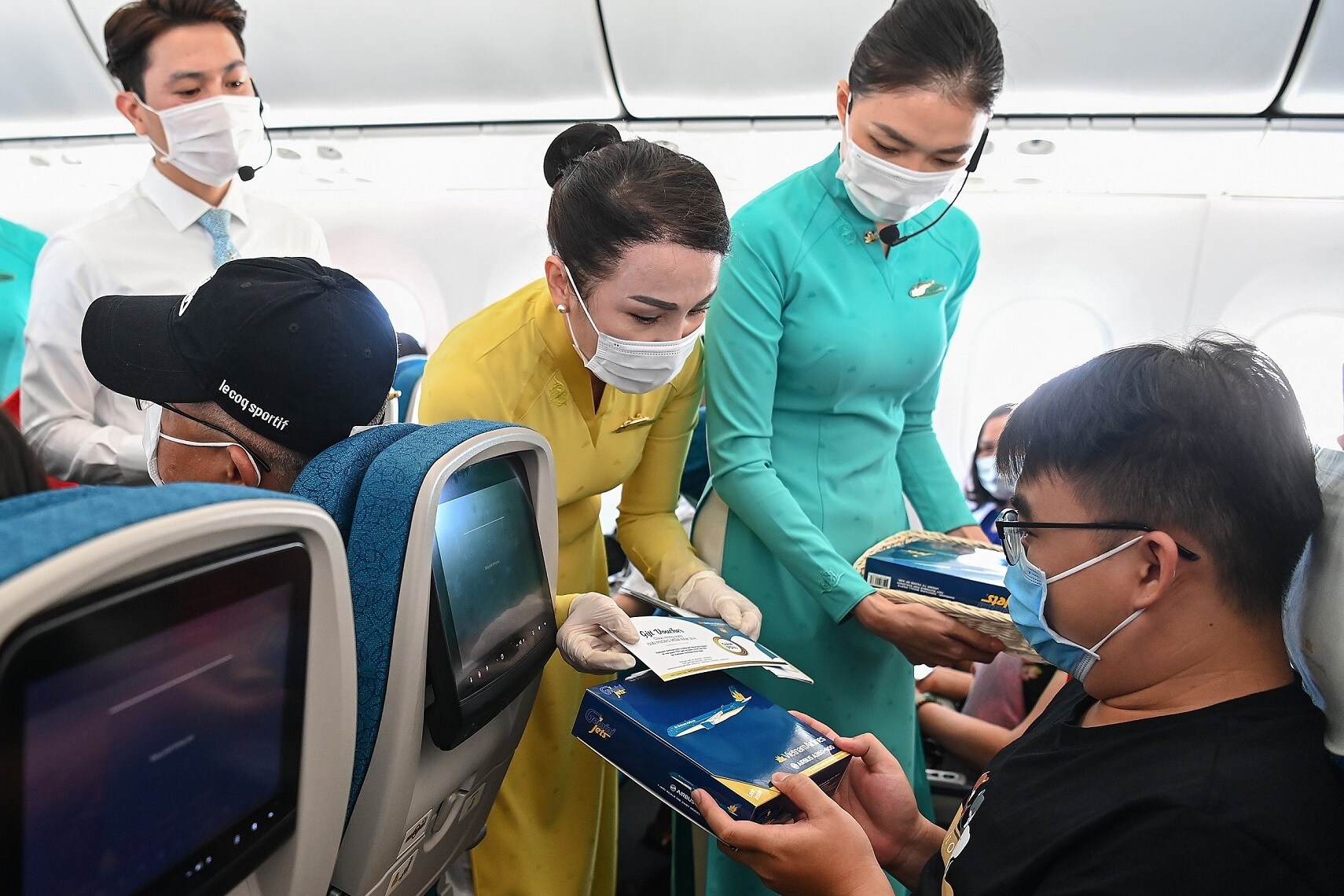 Được biết, phần quà mà hành khách được nhận bao gồm mô hình máy bay và voucher giảm đến 75% giá vé hành trình nội địa khi mua vé qua website hoặc ứng dụng di động của Vietnam Airlines.