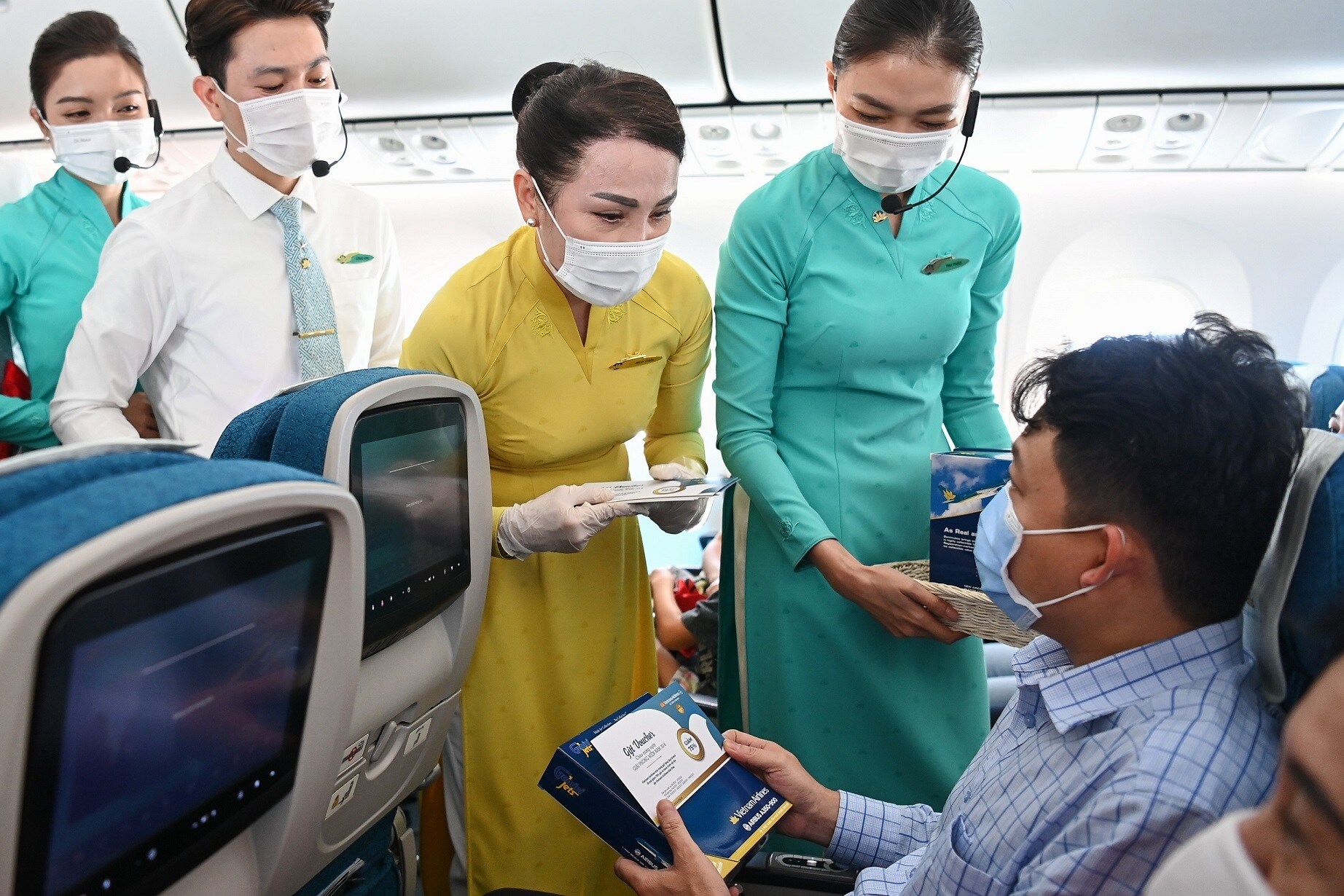 Để đáp ứng nhu cầu đi lại tăng cao trong giai đoạn 30/4 - 1/5, Vietnam Airlines Group (gồm Vietnam Airlines, Pacific Airlines và VASCO) đã cung ứng hơn 610.000 chỗ, tương ứng gần 3.200 chuyến bay. Các chuyến bay đều được thực hiện theo tiêu chuẩn phòng, chống dịch chặt chẽ để góp phần mang đến kỳ nghỉ lễ an toàn cho hành khách.