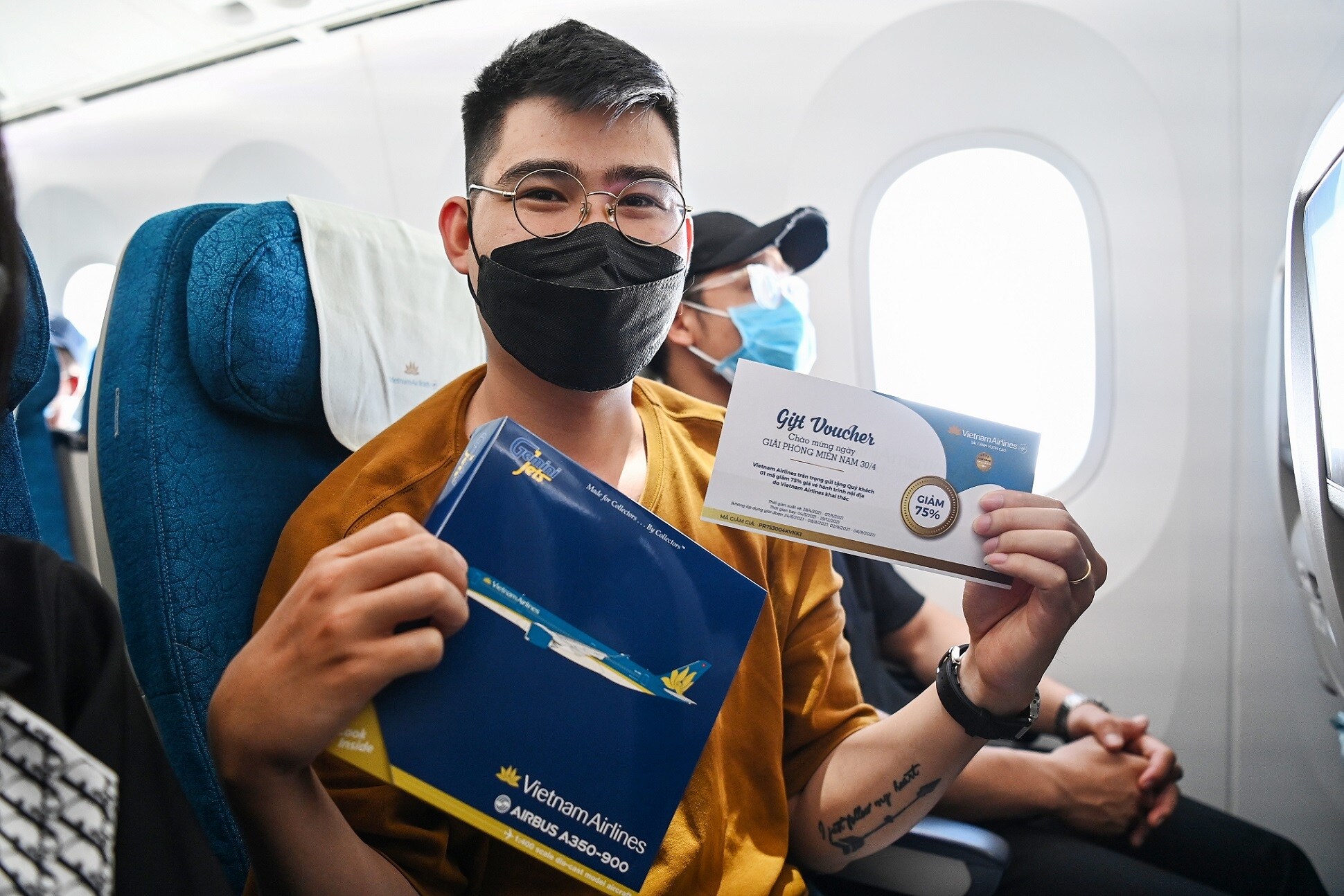 Niềm vui của hành khách khi bất ngờ nhận quà từ Vietnam Airlines.