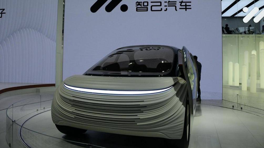 Dù có khả năng tự lái, song nội thất vẫn có trang bị vô lăng và những nút điều khiển để người lái có thể chiếm quyền kiểm soát khi cần thiết