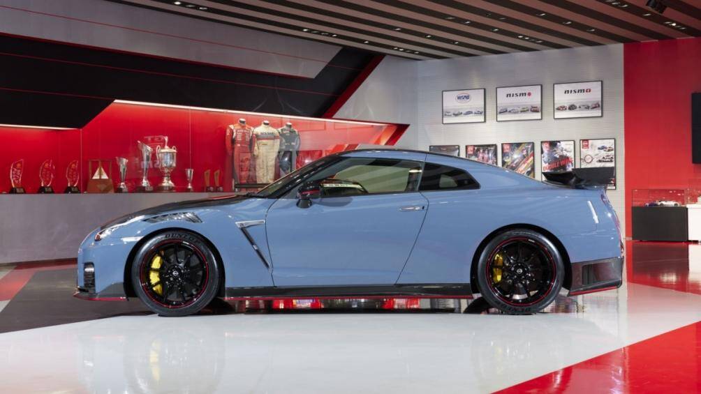 Nissan cho biết, màu sơn này được lấy cảm hứng từ màu nhựa đường của các đường đua nơi GT-R từng tạo nên các kỷ lục về thời gian cán đích