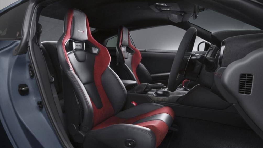 Xe có khả năng tăng tốc lên 100 km/h từ vị trí đứng yên trong chưa đầy 3 giây và tốc độ tối đa đạt 330 km/h