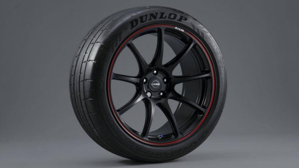 Cùng với đó là bộ mâm Rays kích thước 20 inch được làm bằng nhôm nguyên khối với viền màu đỏ