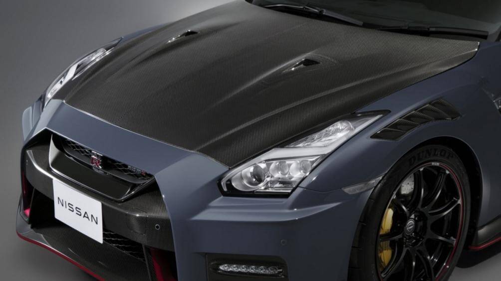Ở phiên bản Nismo Special Edition, xe sẽ có thêm bộ nắp ca-pô bằng sợi carbon phủ bóng giúp giảm 100 gram khối lượng xe