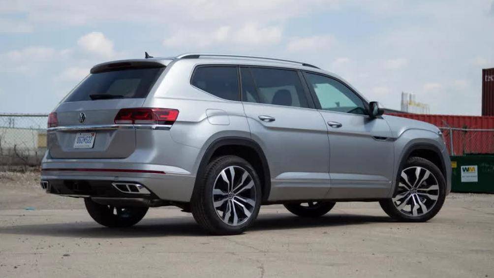 Đối thủ của mẫu xe này đang được bán tại Việt Nam là Ford Explorer, thế hệ mới của chiếc SUV đến từ Mỹ cũng sẽ được ra mắt trong năm nay