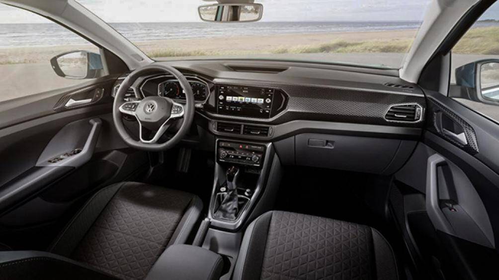 Bên trong, Volkswagen T-Cross trang bị bảng điều khiển quen thuộc tích hợp đèn viền nội thất, với màn hình kỹ thuật số 10,2 inch