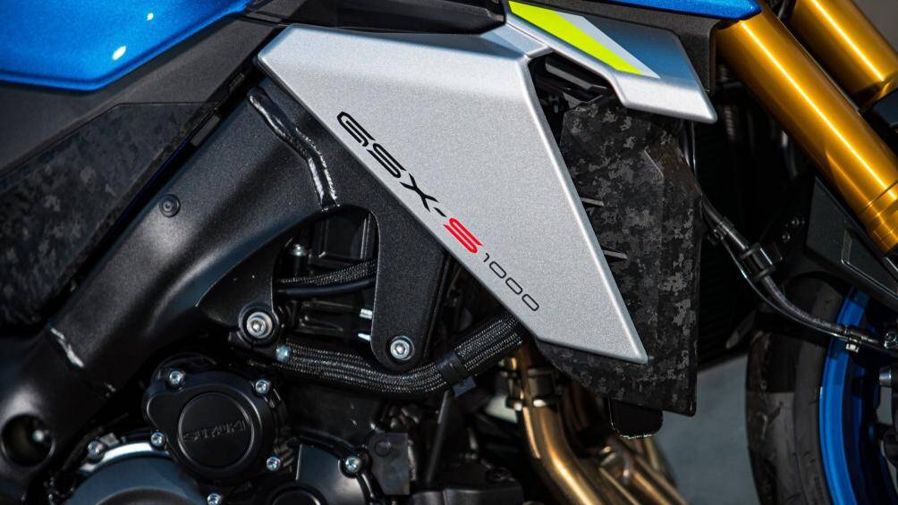 Một số công nghệ an toàn được bổ sung như Suzuki Drive Mode Selector (SDMS), Suzuki Traction Control System (STCS), tay ga điện...