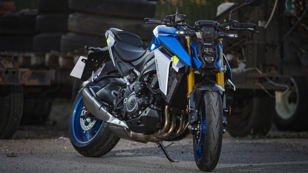 Suzuki GSX-S1000 2021 vừa ra mắt không chỉ được lột xác về ngoại hình mà còn được nâng cấp thêm nhiều công nghệ hỗ trợ lái