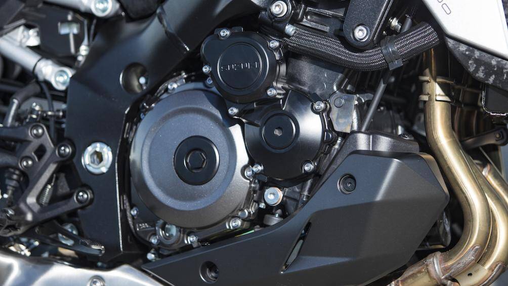 Suzuki GSX-S1000 2021 vẫn sử dụng khối động cơ bốn xi-lanh thẳng hàng 999cc đặc trưng, DOHC tạo ra công suất tối đa lên tới 152 mã lực